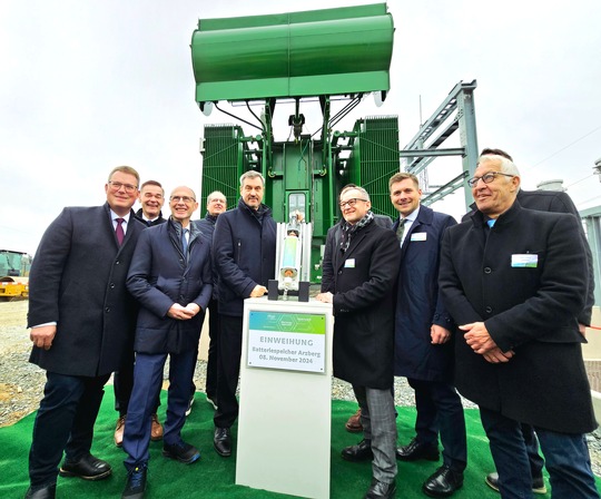 Einer der größten Batteriespeicher Deutschlands wurde am 8. November in Arzberg eingeweiht Der bayerische Ministerpräsident Dr. Markus Söder sowie weiteren Gästen aus Politik und Wirtschaft bei der Einweihung. Foto: C. Fröhlich