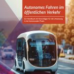 Das Bild zeigt das Cover des Handbuchs Autonomes Fahren mit einem futuritischen Kleinbus.