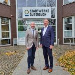 Das Bild zeigt den SWG-Aufsichtsratsvorsitzenden Henning Matthes und den künftigen neuen Geschäftsführer der Stadtwerke Gütersloh, Dietmar Spohn. Im Hintergrund ist der Schriftzug Stadtwerke Gütersloh zu lesen.