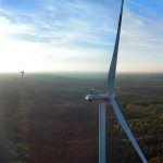 Das Bild zeigt den Windpark Münsterwald aus der Luft in Höhe eines Windrads.