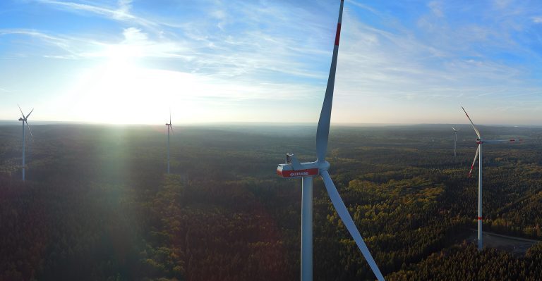 Das Bild zeigt den Windpark Münsterwald aus der Luft in Höhe eines Windrads.