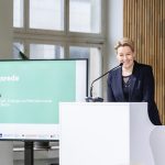 Das Bild zeigt Franziska Giffey (SPD), Senatorin für Wirtschaft, Energie und Betriebe und Bürgermeisterin von Berlin, bei der Eröffnungsrede auf den Vienna Science Days in Berlin.