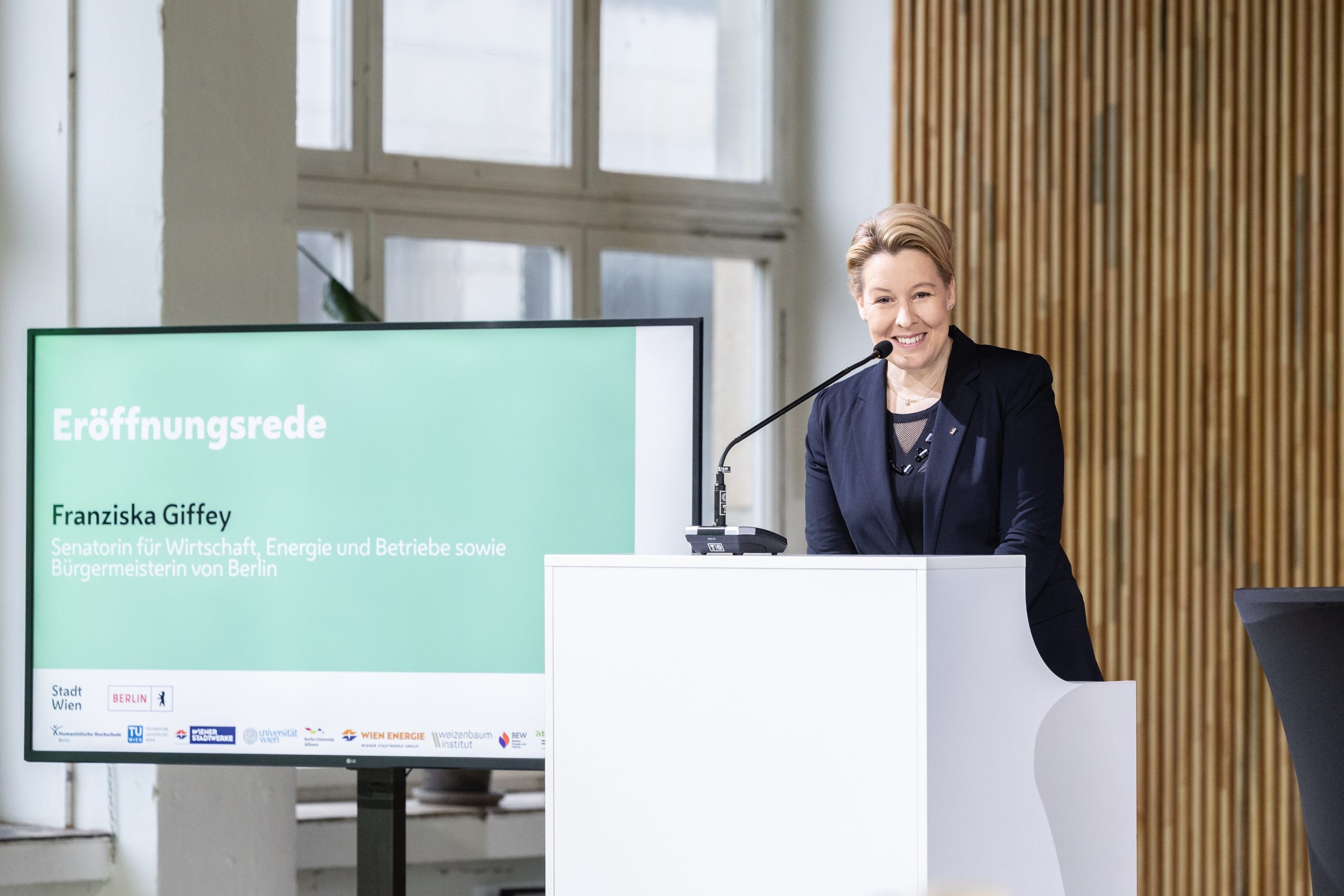 Das Bild zeigt Franziska Giffey (SPD), Senatorin für Wirtschaft, Energie und Betriebe und Bürgermeisterin von Berlin, bei der Eröffnungsrede auf den Vienna Science Days in Berlin.