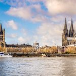 Das Bild zeigt die Skyline von Köln von der Rheinseite.