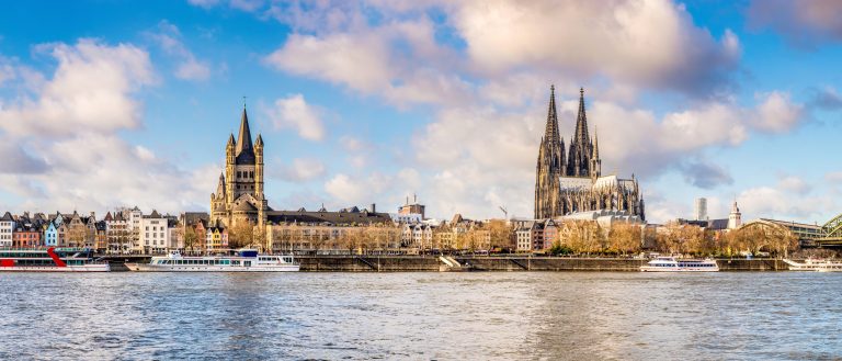 Das Bild zeigt die Skyline von Köln von der Rheinseite.