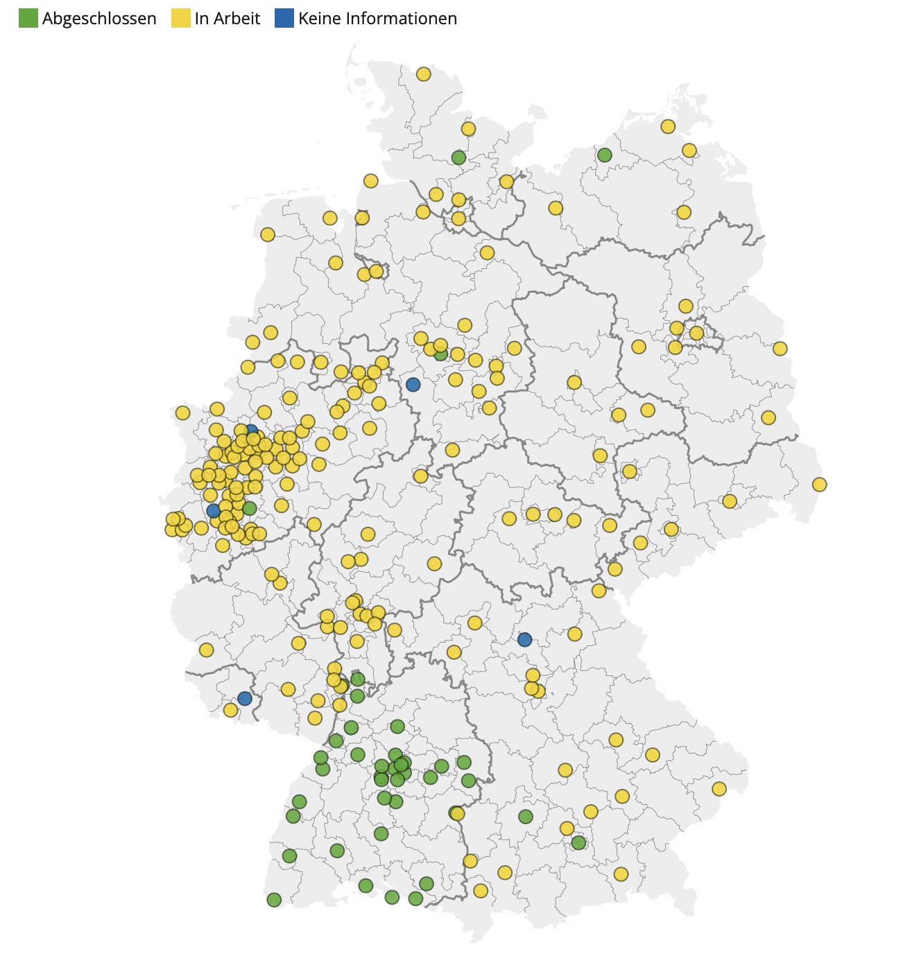 Eine Deutschlandkarte zeigt mit verschiedenen farbigen Punkten den Stand der Wärmeplanung in Kommunen.