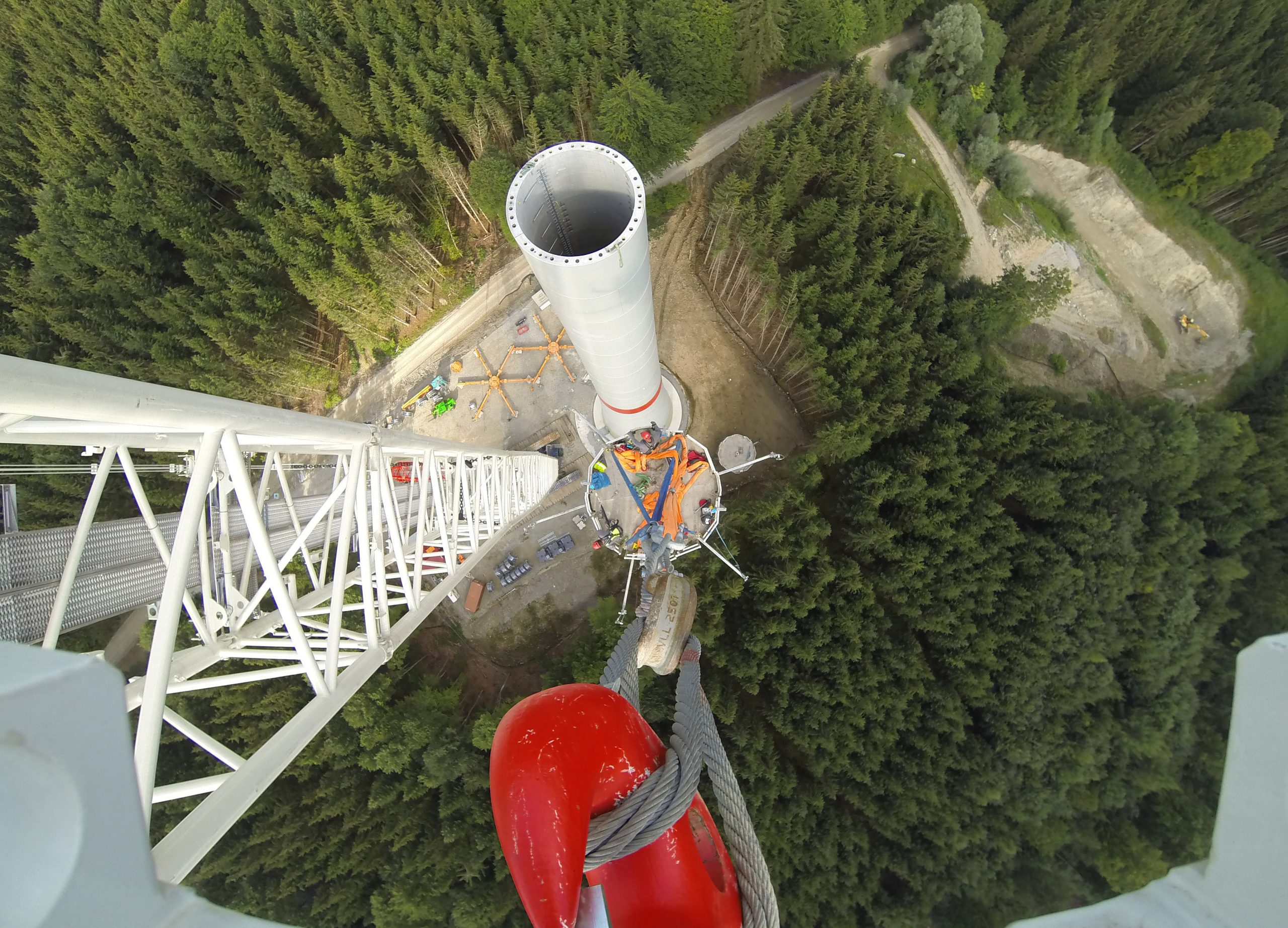 Das Bild zeigt den Bau eines Windrads aus der Vogelperspektive